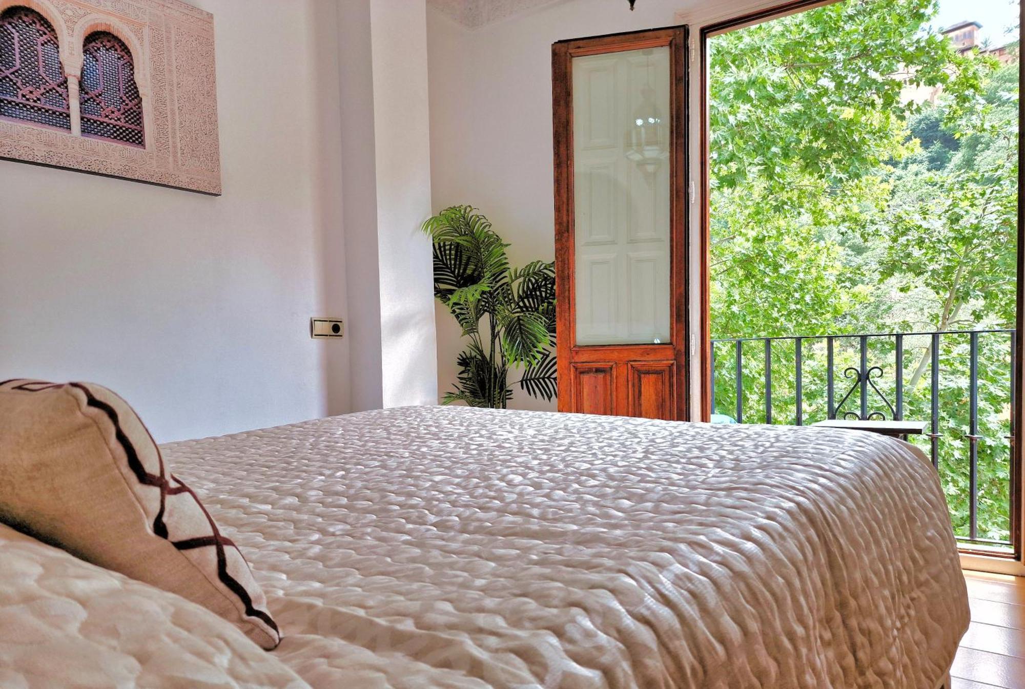 The Nasrid Palace From Your Bed ! Гранада Экстерьер фото
